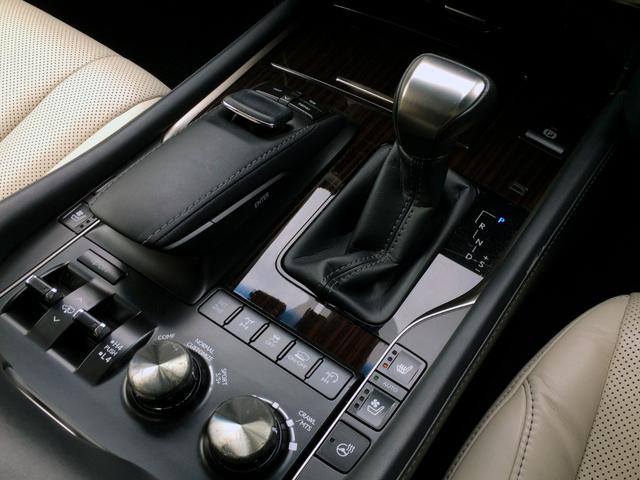 シフト周りには、Ｌ４モード時に極低速走行が可能なクロールコントロール＆ＥＣＴのモード切替スイッチ！センターデフロックのスイッチも手元で操作可能！車高調整アクティブハイトコントロールのスイッチも！