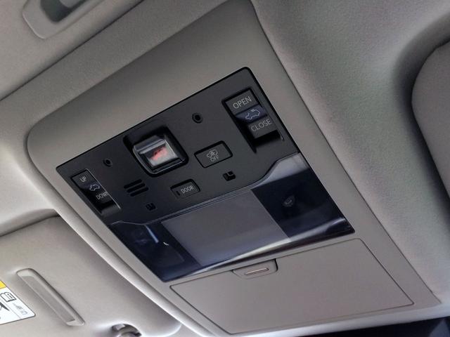 サンルーフ開閉スイッチは、運転席＆助手席から手の届くルームランプユニットに！開閉式のサングラスホルダーも付いています！