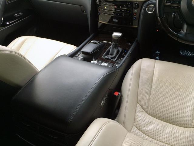 センターコンソールボックスはクールボックスとなっておりペットボトルが６本ほど収納でき暑い夏など大変便利になっております！