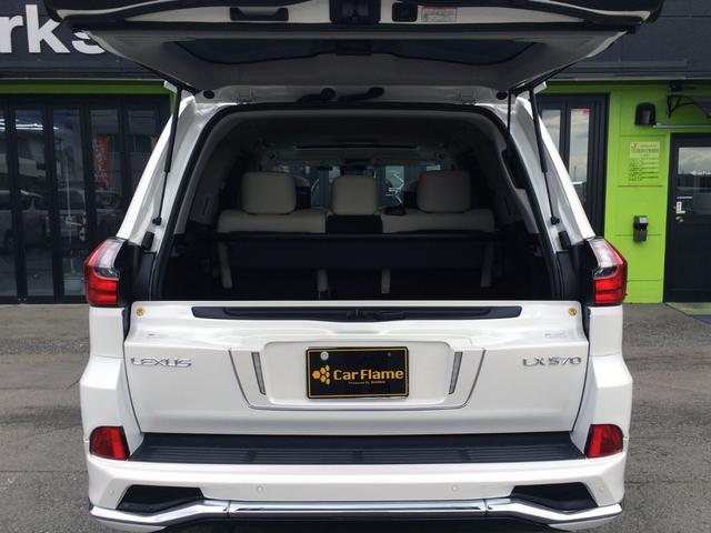 こちらの車両はボタンプッシュで電動リアゲートが、外からも電動オープン可能です！人を乗せる、荷物を載せる、それぞれのシーンに的確に応えるラゲッジスペース！