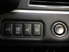 電動リアゲート、両側パワースライドドア！狭い場所や、坂道停車時でも、力要らずのワンタッチ電動開閉スライドドアなので、乗り降り楽々です！エンジン始動はボタン１つのプッシュスタート対応！ 5