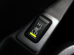 アウトドア派の方もうれしい装備！運転席・助手席にはＨＩ・ＬＯ切り替え式のシートヒーター装着されております！ 6