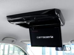 ミニバンには、必須装備のフリップダウンモニターは人気のカロッツェリアで、ホームシアターのように、ＴＶ・ＤＶＤ鑑賞でもしながら、後部座席でのロングドライブも退屈知らずです！角度調整も手動で可能です！ 4