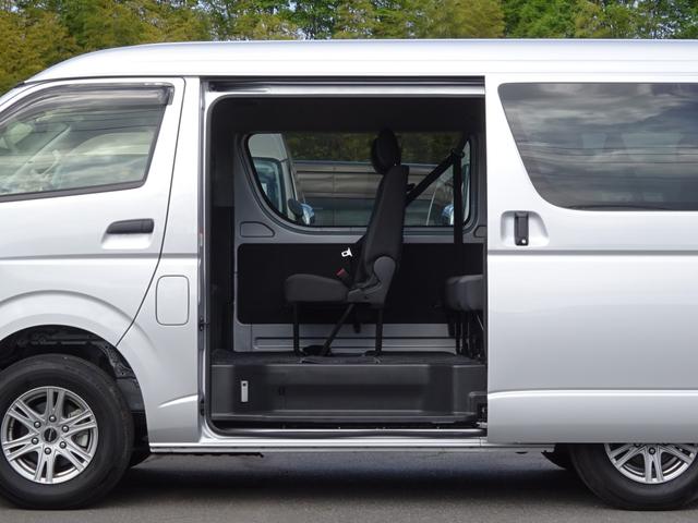 DX 4WD パワースライドドア 純正ナビ バックカメラ ETC 後席モニター 10人乗り(20枚目)