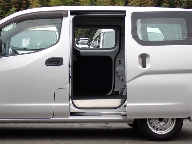 ＮＶ２００バネットバン ＤＸ　和光工業パワーリフト付　昇降能力３５０ｋｇ　荷室板張り加工　純正フォグランプ　カラードバンパー（11枚目）