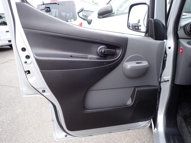 ＮＶ２００バネットバン ＤＸ　和光工業パワーリフト付　昇降能力３５０ｋｇ　荷室板張り加工　純正フォグランプ　カラードバンパー（25枚目）