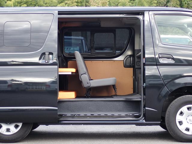 ハイエースバン ロングＤＸ　ＧＬパッケージ　ディーゼルターボ　４ＷＤ　リヤクーラー　リヤヒーター　社外ベッドキット　ＬＥＤヘッドランプ　純正ナビＴＶ　バックカメラ　ＥＴＣ２．０　ドライブレコーダー　トヨタセーフティセンス　クリアランスソナー（10枚目）
