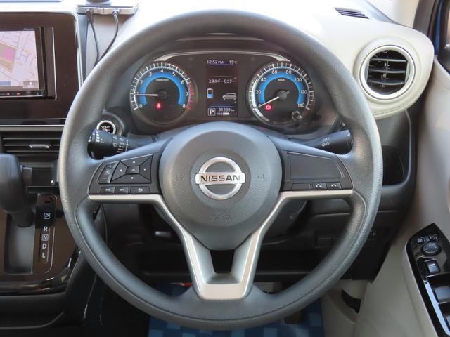 デイズ デイズＸ　衝突被害軽減ブレーキ　ナビゲーション　全方位モニター　オートライト　スマートキー　キーレスプッシュスタート　フルオートエアコン　パワーウィンドウ　電動格納ドアミラー（5枚目）