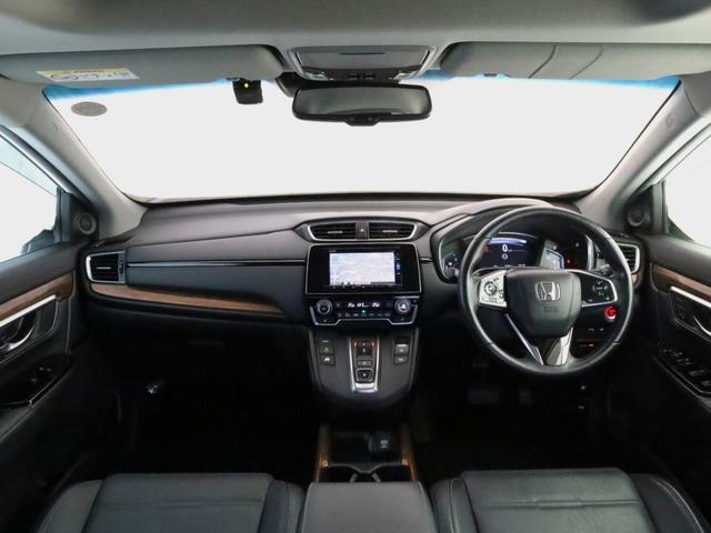 運転時の視界周辺の見やすい位置にメーターやナビゲーションをレイアウト。スイッチ類は着座姿勢を崩さず自然に手が届く位置に配置され、視線や動作の流れを断ち切らない、ストレスフリーな操作を可能にしています。