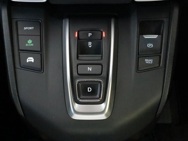 操作性に優れたエレクトリックギアセレクターです。電子制御パーキングブレーキを採用しており、指先操作でＯＮ／ＯＦＦでき便利です。また坂道や渋滞時に効果を発揮するオートブレーキホールドも装備されています。