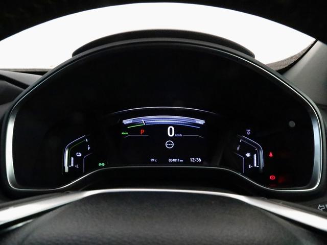 メーター周りは運転席からの視認性と機能性に配慮したデザインです。アナログスピードメーター中央にマルチインフォメーションディスプレイを配置し、燃費・走行情報などを表示。ハンドル上のボタンで操作可能です。