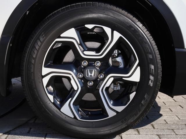 タイヤサイズは、２３５／６０Ｒ１８です。高品質でデザインにも優れている専用デザイン１８インチアルミホイールはスポーティーな雰囲気を演出しています。