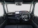 N-BOXの開放的な前方視界。フロントガラスが大きいので運転がしやすく疲れにくいです。また、全ての装備が適正配置されていて操作性に優れています。