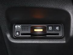 装備されているビルトインタイプのホンダ純正ＥＴＣ車載器です。セットアップしてからご納車致します。ＥＴＣカードを差し込めば高速道路の出入り口ゲートを楽々通過出来ます。 4