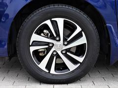タイヤサイズは、１８５／６５Ｒ１５です。高品質でデザインにも優れている純正アルミホイールが装備され、スポーティーな雰囲気を演出しています。 6