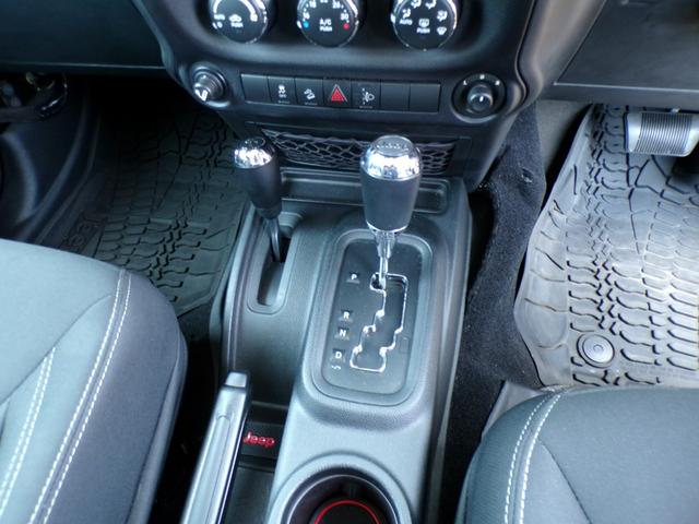 ジープ・ラングラーアンリミテッド サハラ　リフトアップ　４ＷＤ　社外フロント＆リアバンパー　社外４本出しマフラー　社外ステアリングダンパー　１７インチアルミ＆ＭＴタイヤ　ナビ　地デジフルセグ　Ｂｌｕｅｔｏｏｔｈ　アルパインスピーカー　クルコン（40枚目）