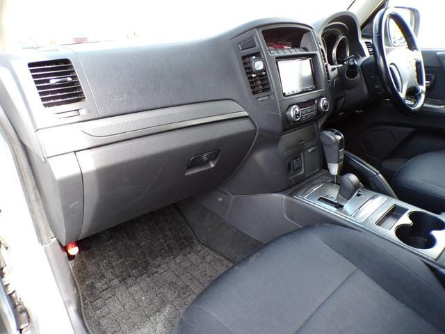 パジェロ ロング　エクシード　ナビ　地デジフルセグ　Ｂｌｕｅｔｏｏｔｈ　バックカメラ　ＥＴＣ　シートヒーター　ドライブレコーダー　クルーズコントロール　フォグランプ　ディスチャージドランプ　サイドステップ　純正アルミ　３列目シート（20枚目）