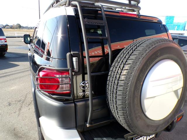 FJクルーザー カラーパッケージ リフトアップ 社外アルミ リアラダー ルーフラック ナビ 地デジ Bluetooth コーナーセンサー バックカメラ クルーズコントロール ETC ステアリングスイッチ キーレス サイドステップ4WD(18枚目)