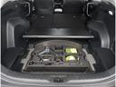 【トランク】フロア下には車載工具とパンク修理キットがあります。