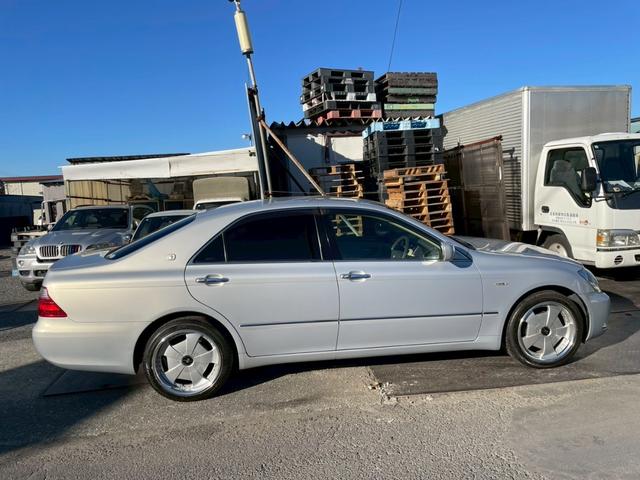 中古車現状販売専門の株式会社８９（ハチク）と申します。ご覧いただきまして誠にありがとうございます。