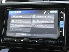 ナビゲーションはギャザズメモリーナビ（ＶＸＭ−１５２ＶＦｉ）が装着されております。ＡＭ、ＦＭ、ＣＤ、ＤＶＤ再生、音楽録音再生、フルセグＴＶ、Ｂｌｕｅｔｏｏｔｈがご使用いただけます。 5