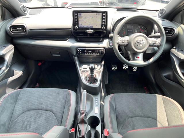 ＧＲヤリス ＲＺ　ハイパフォーマンス　ファースト　エディション　マーブル柄カーボンルーフ　レッドステッチコンビシート　ＨＫＳ車高調　タワーバー　メモリーナビ　バックカメラ　ＥＴＣ　ドライブレコーダー　ＬＥＤヘッドライト　キーレスアクセス　プッシュスタート（2枚目）