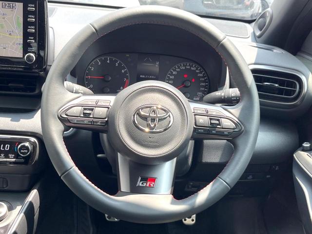 ＧＲヤリス ＲＺ　ハイパフォーマンス　ファースト　エディション　マーブル柄カーボンルーフ　レッドステッチコンビシート　ＨＫＳ車高調　タワーバー　メモリーナビ　バックカメラ　ＥＴＣ　ドライブレコーダー　ＬＥＤヘッドライト　キーレスアクセス　プッシュスタート（11枚目）