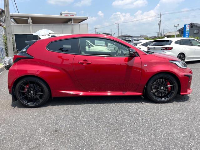 ＧＲヤリス ＲＺ　ハイパフォーマンス　ファースト　エディション　マーブル柄カーボンルーフ　レッドステッチコンビシート　ＨＫＳ車高調　タワーバー　メモリーナビ　バックカメラ　ＥＴＣ　ドライブレコーダー　ＬＥＤヘッドライト　キーレスアクセス　プッシュスタート（25枚目）
