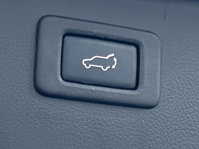 【パワーバックドア】スマートキーや運転席のボタンを押すだけでリアゲートが自動で開閉します！荷物を持っている時や、高い位置にあるバックドアを閉める際に便利な機能です♪