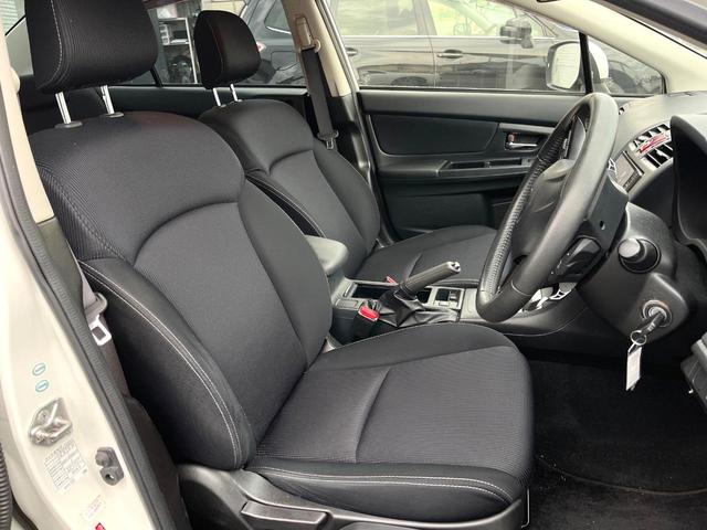 【専用スポーツシート】ホールド性に優れ、カーブ時の体が流れを抑制してくれます。また、体にフィットするから腰や背中が疲れにくく、ロングドライブや高速走行でも快適にお過ごしいただけます♪