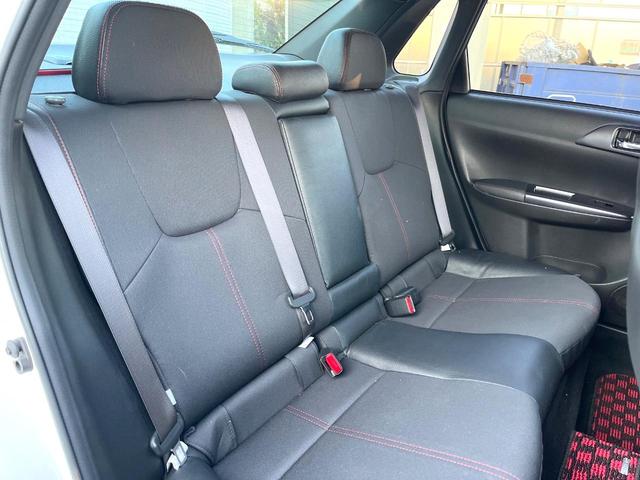 インプレッサ ＷＲＸ　ＳＴＩ　Ａライン　４ＷＤ　ターボ　エアロ　ハーフレザーシート　ドラレコ　スマートキー　ＨＩＤヘッド　ＥＴＣ　クルコン　純正１８インチアルミ　オートエアコン　ＣＤ　パドルシフト（9枚目）