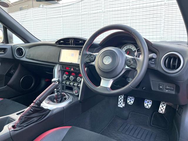 ８６ ＧＴリミテッド　ブラックパッケージ　ブレンボ製キャリパー　純正ナビ　バックカメラ　ＥＴＣ　ドライブレコーダー　純正１７インチアルミホイール　ＬＥＤヘッドライト　シートヒーター　クルーズコントロール　デュアルオートエアコン（9枚目）