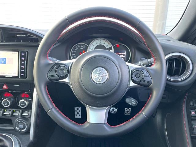 ８６ ＧＴリミテッド　ブラックパッケージ　ブレンボ製キャリパー　純正ナビ　バックカメラ　ＥＴＣ　ドライブレコーダー　純正１７インチアルミホイール　ＬＥＤヘッドライト　シートヒーター　クルーズコントロール　デュアルオートエアコン（12枚目）