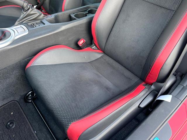 ８６ ＧＴリミテッド　ブラックパッケージ　ブレンボ製キャリパー　純正ナビ　バックカメラ　ＥＴＣ　ドライブレコーダー　純正１７インチアルミホイール　ＬＥＤヘッドライト　シートヒーター　クルーズコントロール　デュアルオートエアコン（38枚目）