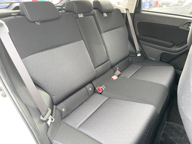 フォレスター ２．０ｉ－Ｓ　アイサイト　パワーバックドア　純正ナビ　バックカメラ　ＥＴＣ　オートライト　純正１８インチアルミホイール　パワーシート　シートヒーター　キーレスアクセス　プッシュスタート　アイサイトＶｅｒ２　オートエアコン（9枚目）