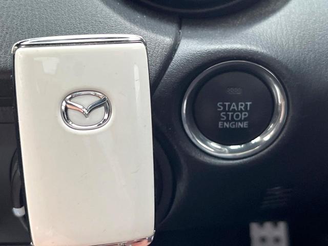 【アドバンストキー】カバンやポケットに入れたままでもドアの施錠・解錠が可能なスマートキーを装備。エンジンのオン・オフ時もカギを取り出す必要が無いからとっても便利です♪