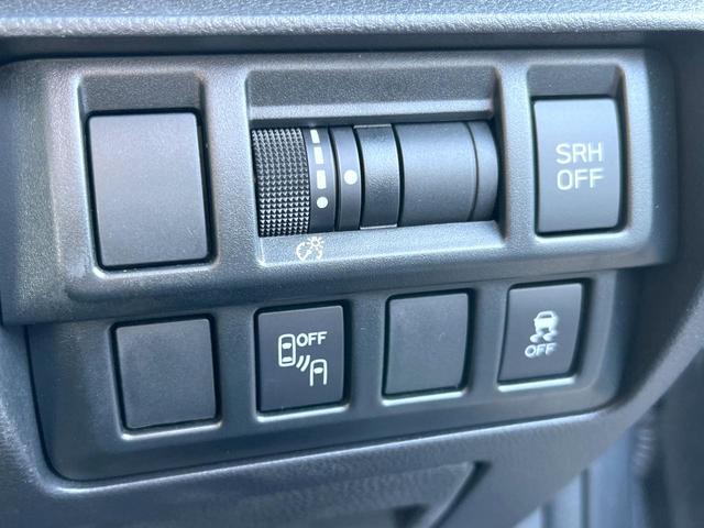 【リヤビークルディティクション】走行中、ドアミラーの死角になりやすい箇所に後続車が接近するとサイドミラー付近に警告を表示、ドライバーに注意喚起と、万一の際はハンドル操作をアシストをします。