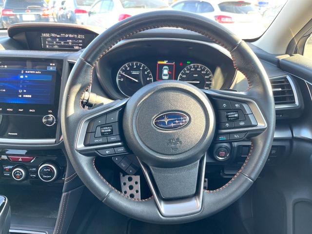 【純正革巻きステアリング】上質な革を使用することで、手にしっかり馴染みとても運転しやすいハンドルです♪