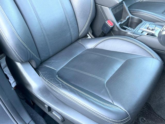 【黒革シート】上質な革を使用し、高級感あふれる黒革シート。常に体に触れる部分だから、座り心地の良さにはこだわりたいですね♪汚れの付着や劣化を抑制する内装コーティング施工もおススメですよ♪