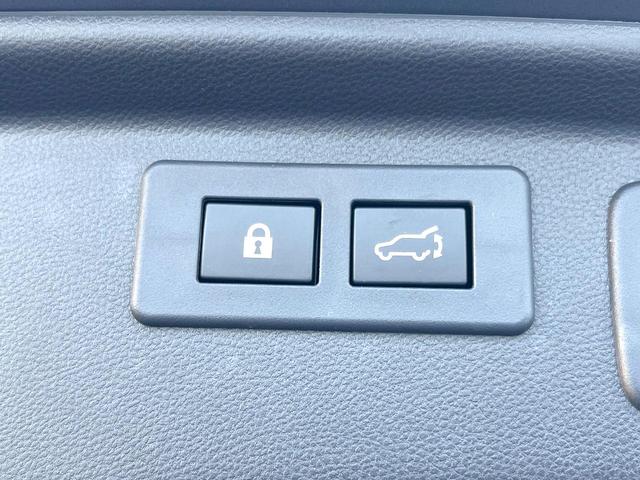 【パワーバックドア】スマートキーや運転席のボタンを押すだけでリアゲートが自動で開閉します！荷物を持っている時や、高い位置にあるバックドアを閉める際に便利な機能です♪