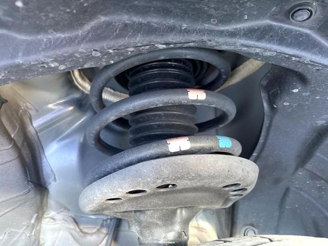 お車を安心してお乗りいただく為には、足回りの定期点検が欠かせません。サービスサポート（有償保証）では無料点検もご提供しており、安心のカーライフをお過ごしいただけるサポート体制が整っています。