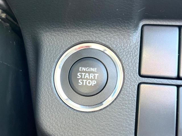 【キーレススタートシステム】カバンやポケットに入れたままでもドアの施錠・解錠が可能なスマートキーを装備。エンジンのオン・オフ時もカギを取り出す必要が無いからとっても便利です♪