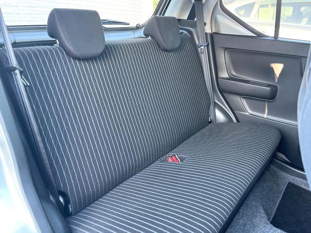 後部座席も気になるようなキズ・汚れやへたり等、大きなダメージはなく、良好な状態です。