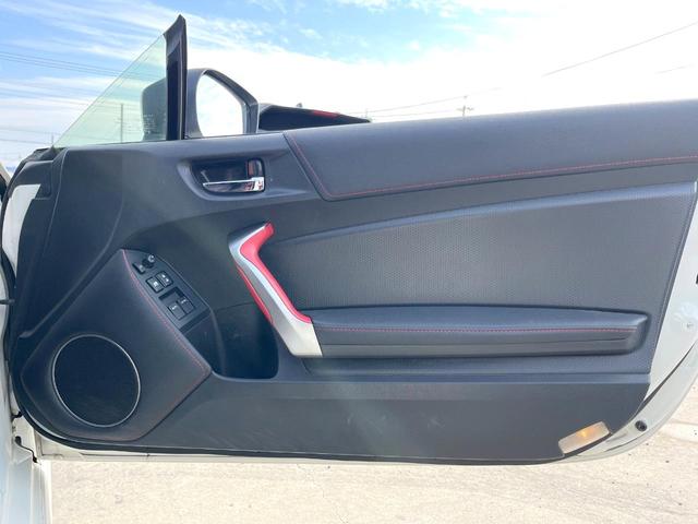 ８６ ＧＴ　６ＭＴ　モデリスタエアロ　フジツボ製マフラー　ヴァレンティ製テールランプ　ＨＩＤヘッド　純正１７インチアルミ　革巻きステアリング　純正ナビ　バックカメラ　デュアルオートエアコン　スマートキー（31枚目）