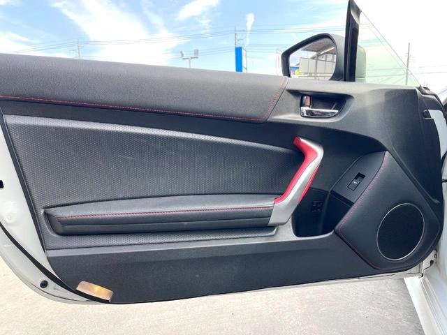 ８６ ＧＴ　６ＭＴ　モデリスタエアロ　フジツボ製マフラー　ヴァレンティ製テールランプ　ＨＩＤヘッド　純正１７インチアルミ　革巻きステアリング　純正ナビ　バックカメラ　デュアルオートエアコン　スマートキー（32枚目）