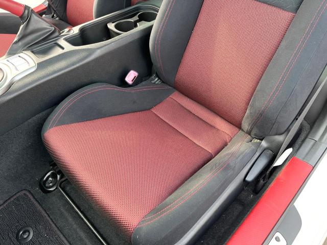 ８６ ＧＴ　６ＭＴ　モデリスタエアロ　フジツボ製マフラー　ヴァレンティ製テールランプ　ＨＩＤヘッド　純正１７インチアルミ　革巻きステアリング　純正ナビ　バックカメラ　デュアルオートエアコン　スマートキー（34枚目）