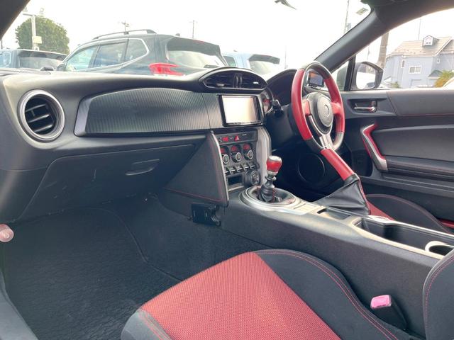 ８６ ＧＴ　６ＭＴ　モデリスタエアロ　フジツボ製マフラー　ヴァレンティ製テールランプ　ＨＩＤヘッド　純正１７インチアルミ　革巻きステアリング　純正ナビ　バックカメラ　デュアルオートエアコン　スマートキー（35枚目）