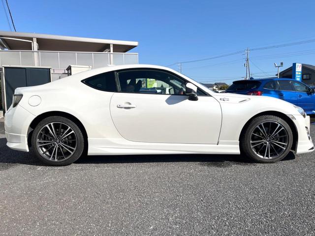 ８６ ＧＴ　６ＭＴ　モデリスタエアロ　フジツボ製マフラー　ヴァレンティ製テールランプ　ＨＩＤヘッド　純正１７インチアルミ　革巻きステアリング　純正ナビ　バックカメラ　デュアルオートエアコン　スマートキー（43枚目）