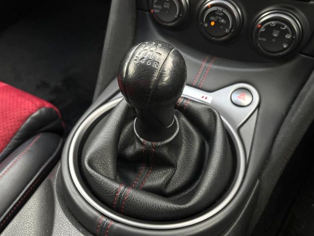 フェアレディＺ ニスモ　６ＭＴ　専用チューニング　ＢＯＳＥサウンドシステム　ＲＥＣＡＲＯ製シート　ＲＡＹＳ製１９インチアルミホイール　ＨＩＤヘッドライト　アルカンターラ巻きステアリング　オートエアコン　スマートキー（5枚目）