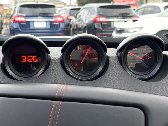 フェアレディＺ ニスモ　６ＭＴ　専用チューニング　ＢＯＳＥサウンドシステム　ＲＥＣＡＲＯ製シート　ＲＡＹＳ製１９インチアルミホイール　ＨＩＤヘッドライト　アルカンターラ巻きステアリング　オートエアコン　スマートキー（6枚目）